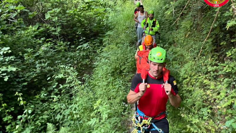 Cineto Romano, Soccorso Alpino sul sentiero delle cascate di Rioscuro (Roma) salva una donna infortunata