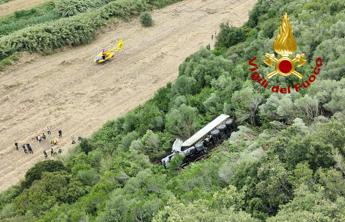 Tir vola da cavalcavia, muore il camionista