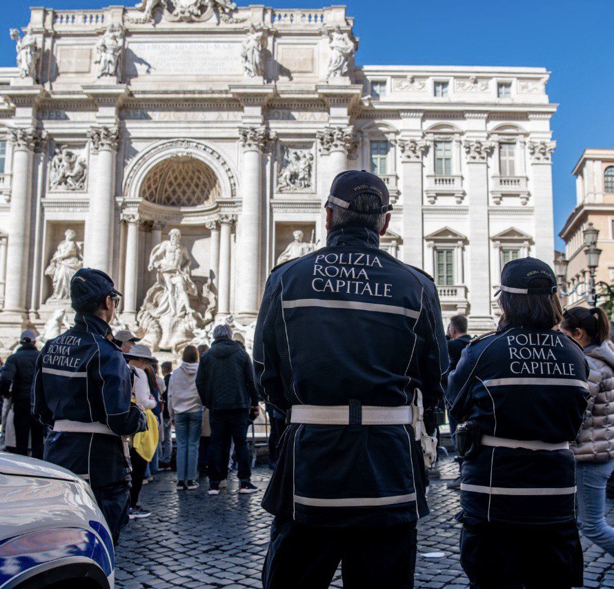 Roma, tenta di arrampicarsi sulla Fontana di Trevi, bloccato dalla Polizia Locale: mille euro di sanzione; al Colosseo arrestato venditore abusivo per aver aggredito gli agenti durante i controlli