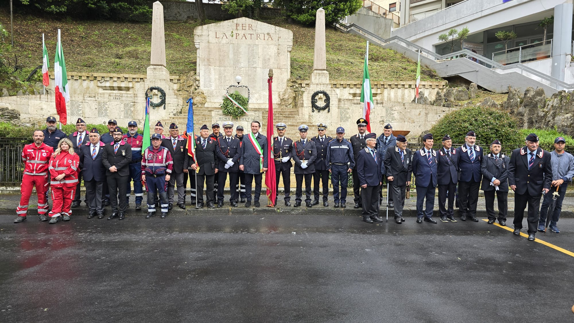 Velletri, la celebrazione per la Festa della Repubblica in piazza Garibaldi nonostante la forte pioggia