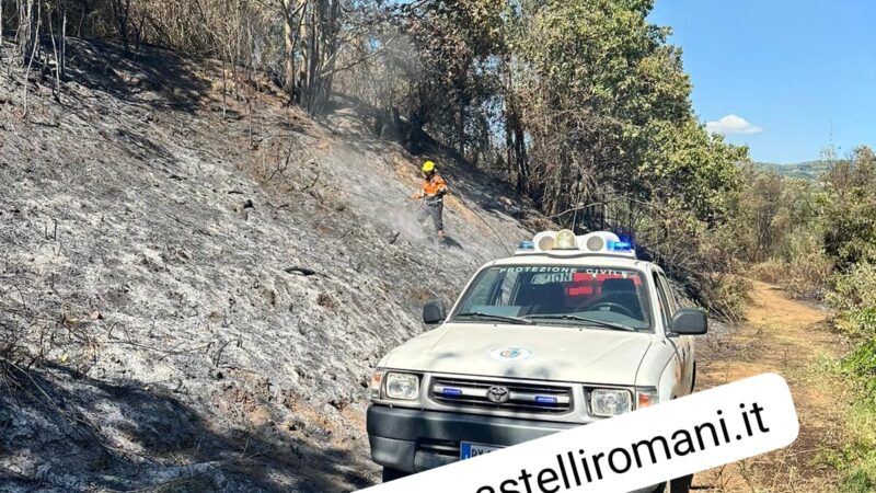 Genzano di Roma, sono terminate le operazioni di spegnimento dall’alto e da terra del vasto e pericoloso incendio doloso