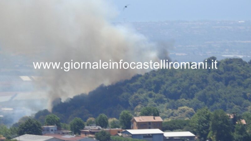 Genzano, continuano senza sosta le operazioni antincendio sul Monte Due Torri, dove un elicottero e numerosi operatori sono impegnati a domare le fiamme