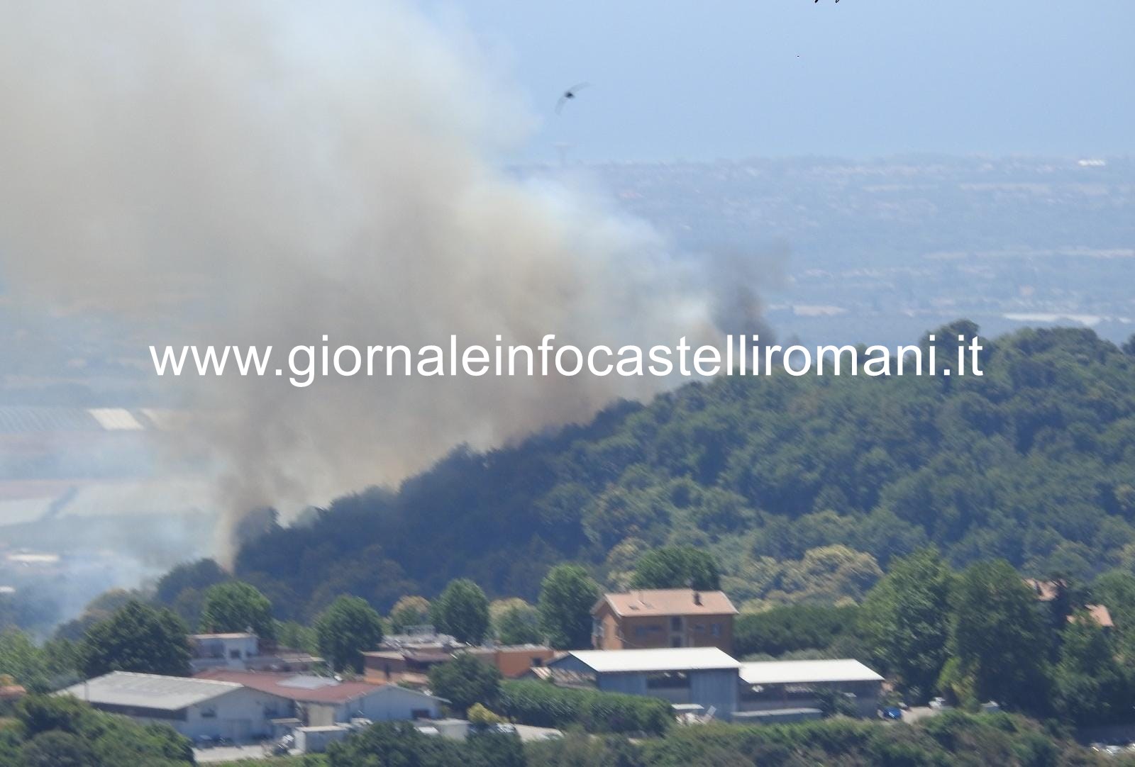 Genzano, continuano senza sosta le operazioni antincendio sul Monte Due Torri, dove un elicottero e numerosi operatori sono impegnati a domare le fiamme