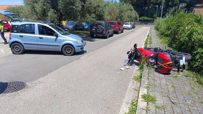 Rocca di Papa, incidente stradale tra auto e moto in via dei Gelsomini. Ferito grave un motociclista