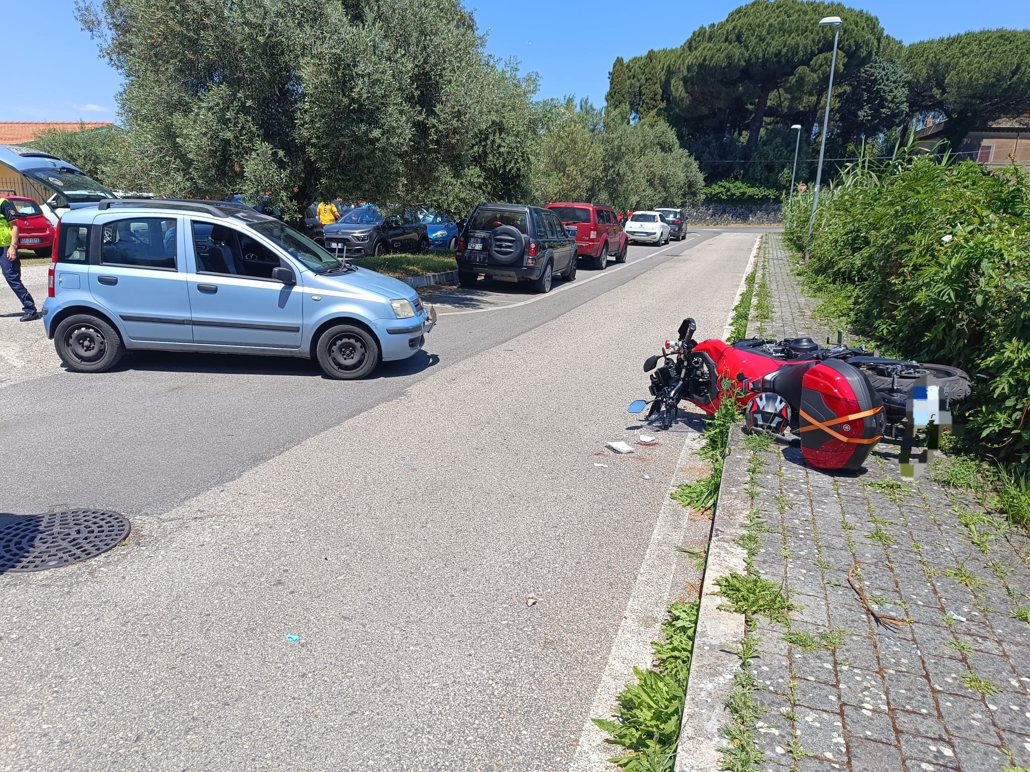 Rocca di Papa, incidente stradale tra auto e moto in via dei Gelsomini. Ferito grave un motociclista