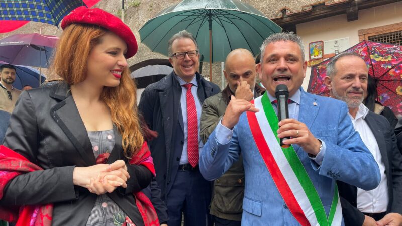 Nemi, inaugurata la 91esima Sagra delle Fragole  nonostante la pioggia battente