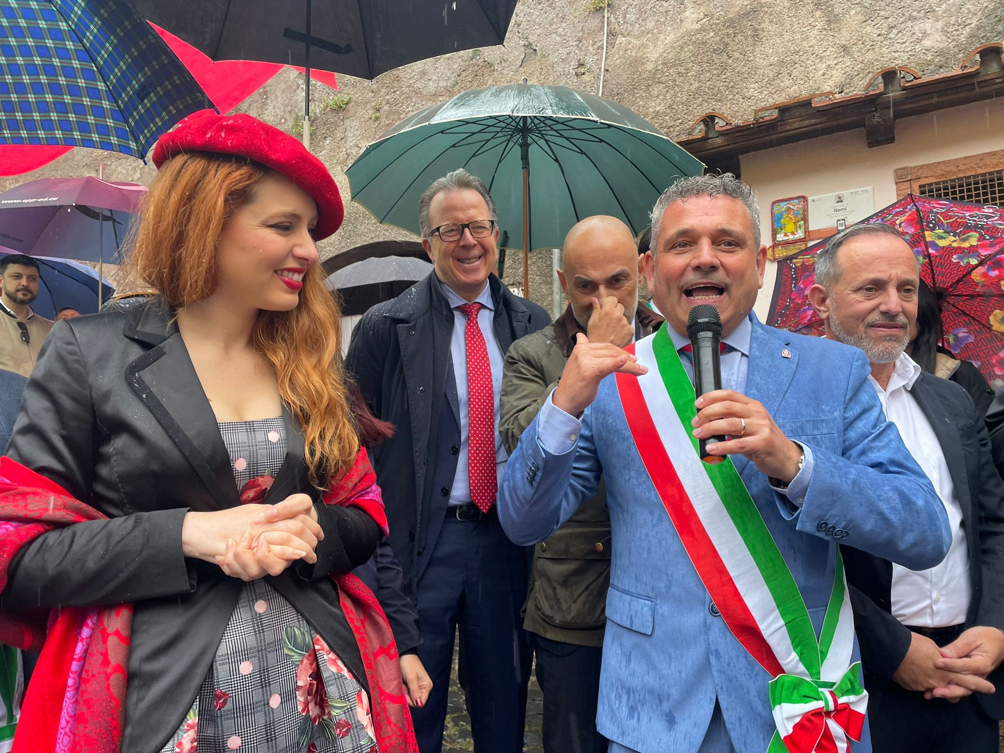 Nemi, inaugurata la 91esima Sagra delle Fragole  nonostante la pioggia battente