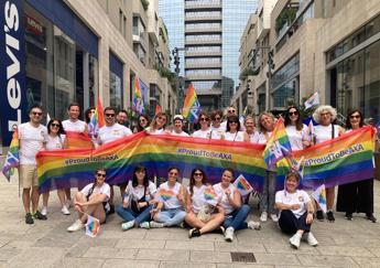 AXA Italia sostiene Milano Pride per il terzo anno consecutivo con una delegazione di oltre 100 collaboratori, uniti in un gesto simbolico per dire sì all’inclusione e alla diversità