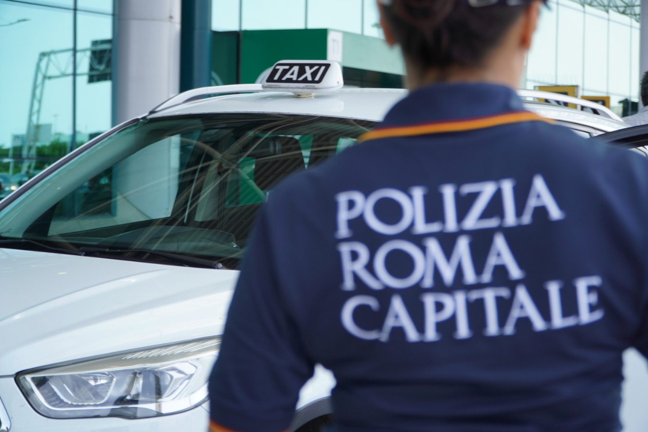 Trastevere: Polizia Locale rintraccia e denuncia il conducente datosi alla fuga, dopo aver urtato un taxi e dei tavolini di un ristorante