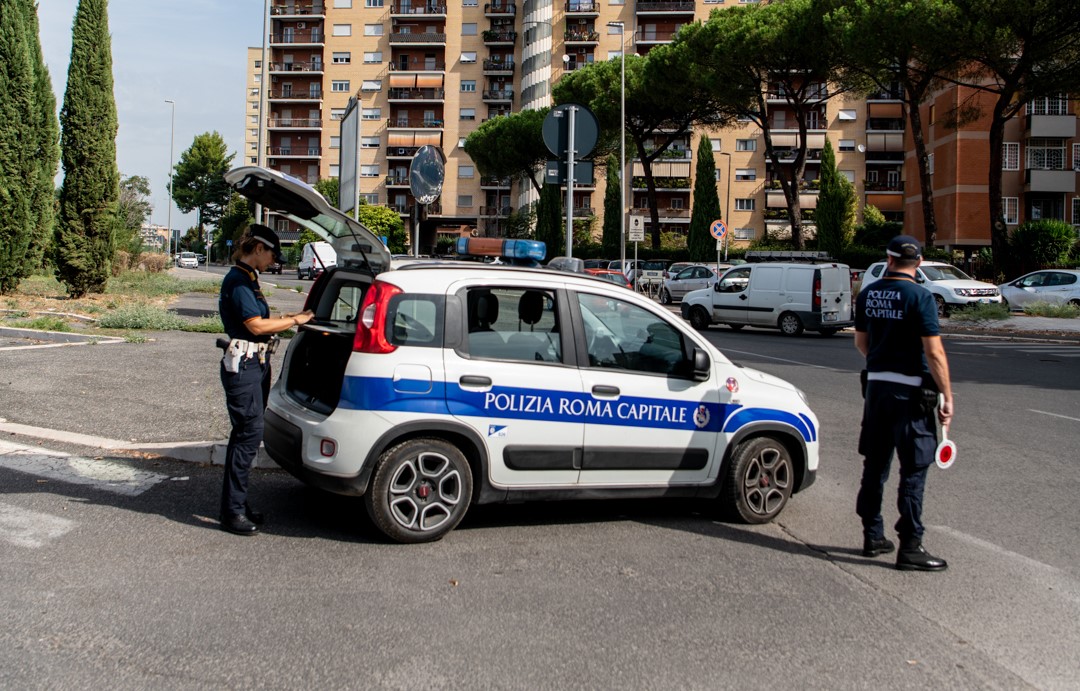 Roma, si introduce furtivamente all’interno del plesso scolastico di Via Perlasca, intervento della Polizia Locale: denunciato un uomo di 35 anni