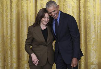 Elezioni Usa, da Barack e Michelle Obama sostegno a Kamala Harris come presidente – Video