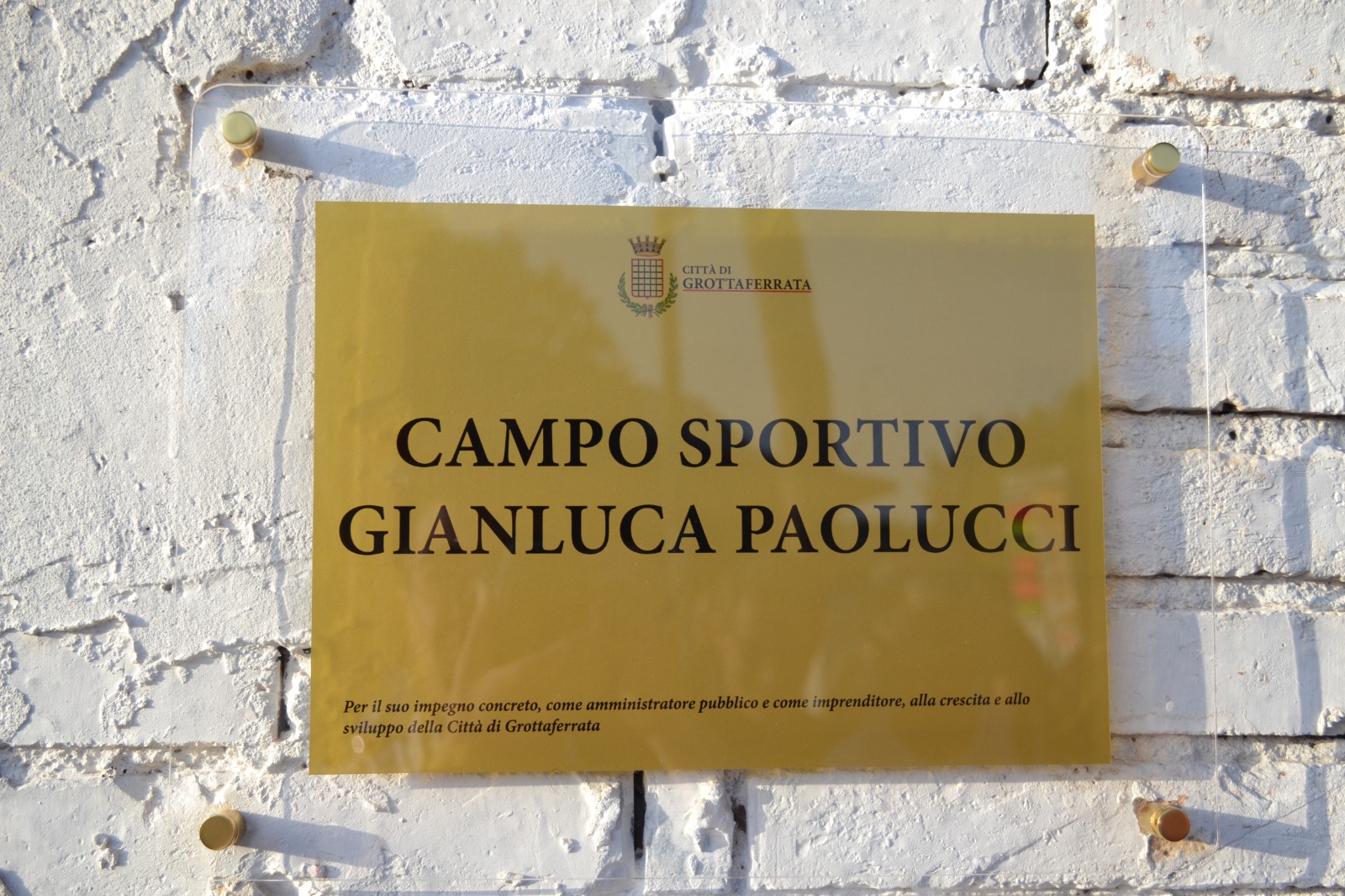 Grottaferrata – Tante emozioni per l’intitolazione del Campo sportivo comunale a Gianluca Paolucci