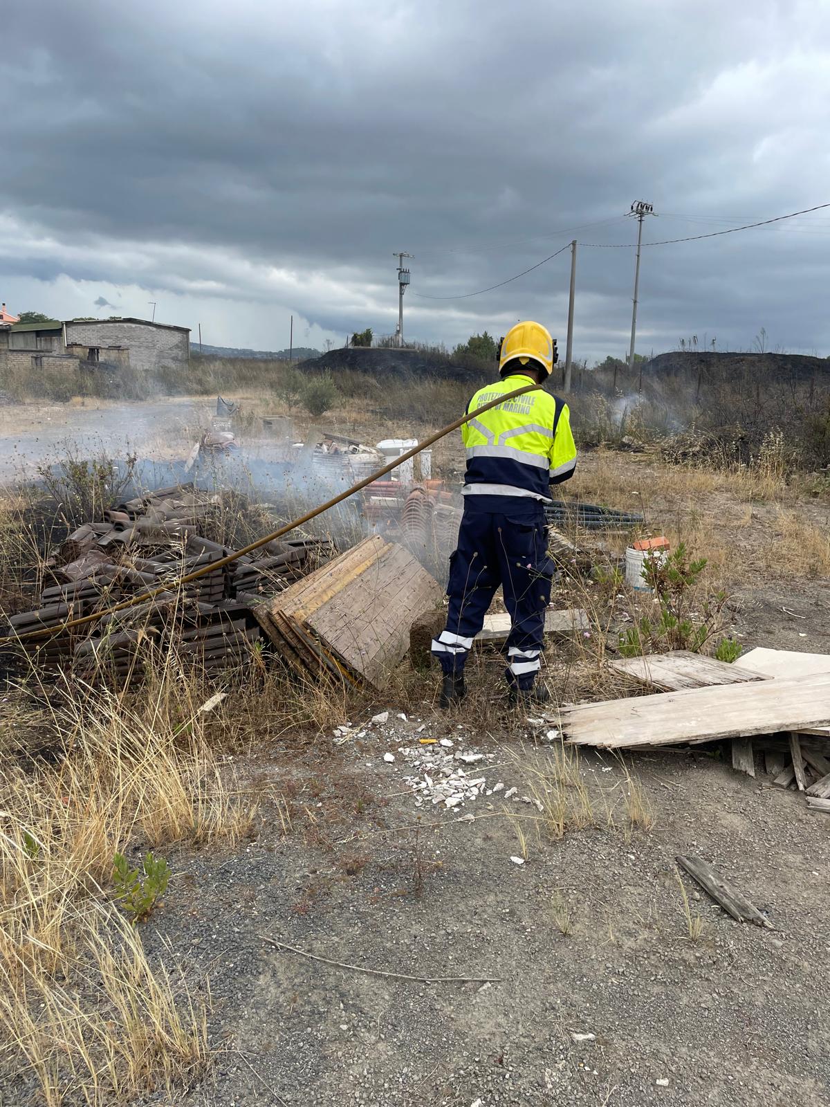 Marino, gran lavoro per protezione civile e pompieri per un albero caduto, incendio e allagamenti