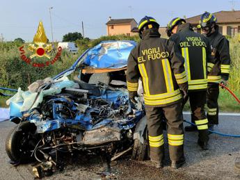 Scontro frontale con camion nettezza urbana a Verona, due morti