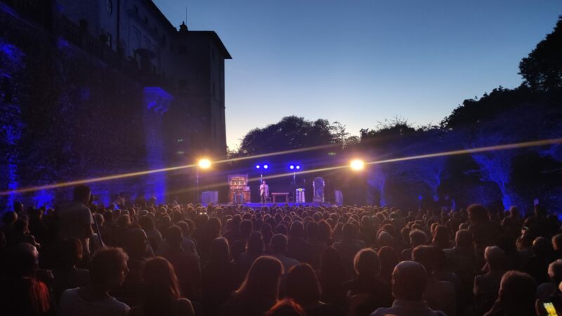 Ariccia, energia contagiosa, musica e acrobazie: sold out per i “The Black Blues Brothers” a “Fantastiche Visioni”