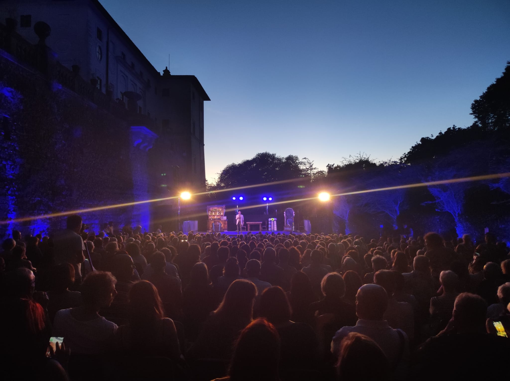 Ariccia, energia contagiosa, musica e acrobazie: sold out per i “The Black Blues Brothers” a “Fantastiche Visioni”