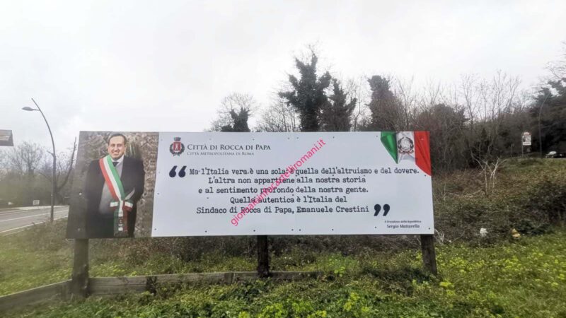 Rocca di Papa, rimossa la struttura con il cartellone commemorativo dell’ex sindaco Crestini: il sindaco Calcagni spiega le motivazioni