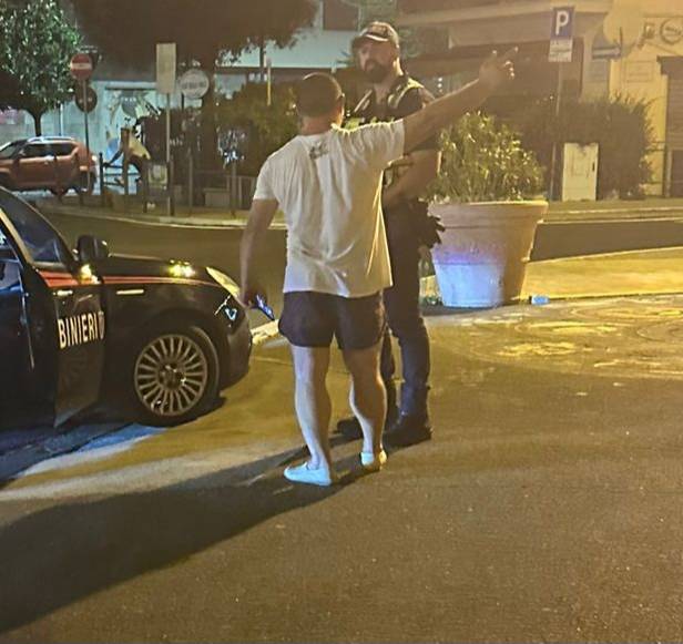 Ciampino, rovescia bidoni e lancia bottiglie contro le auto in centro: fermato dai Carabinieri e dalla Polizia Locale