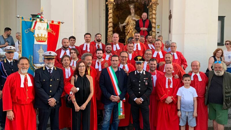 Ariccia, festeggiata Santa Apollonia: il sindaco porta in processione la macchina del Bernini con la Patrona