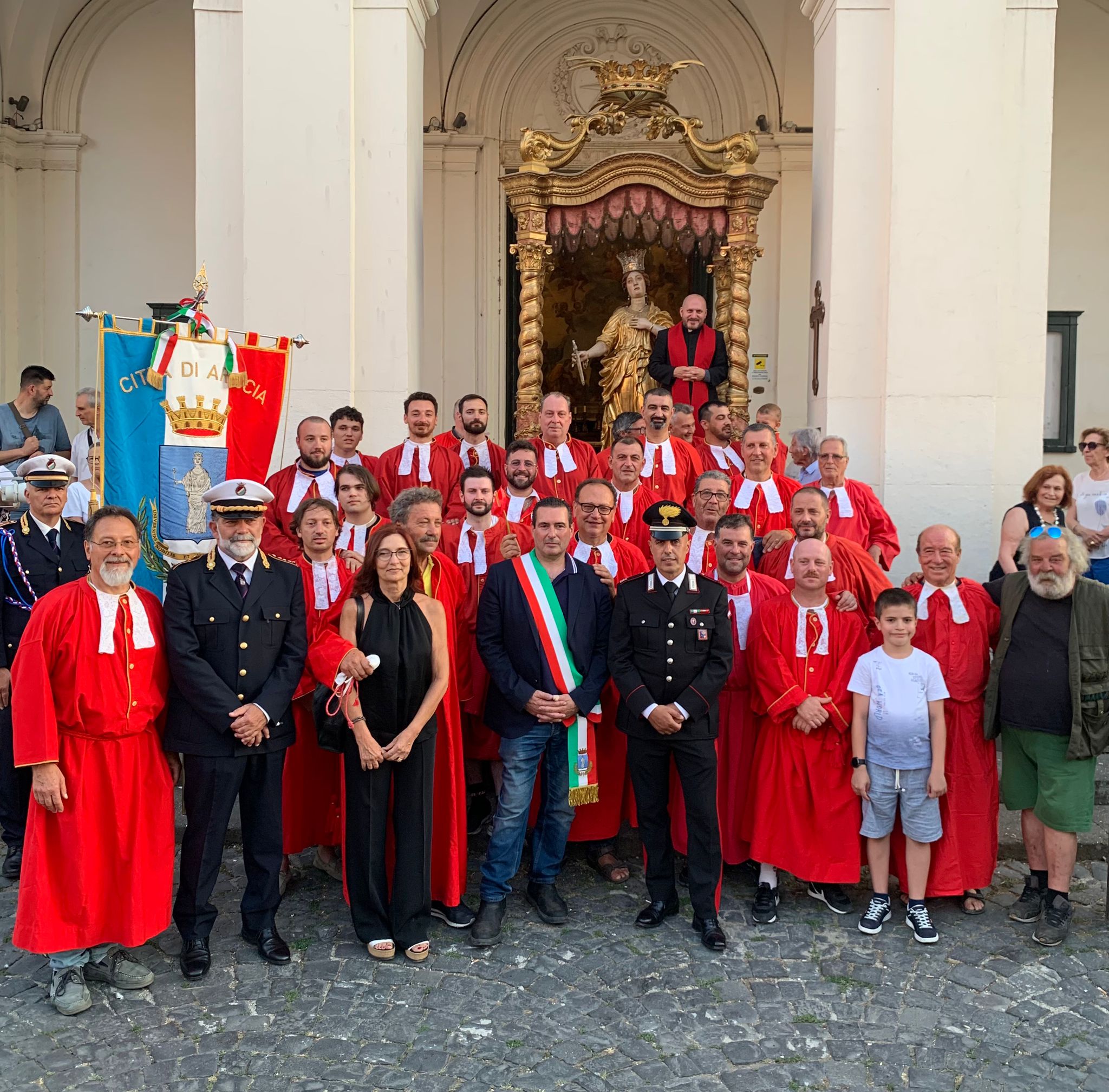 Ariccia, festeggiata Santa Apollonia: il sindaco porta in processione la macchina del Bernini con la Patrona