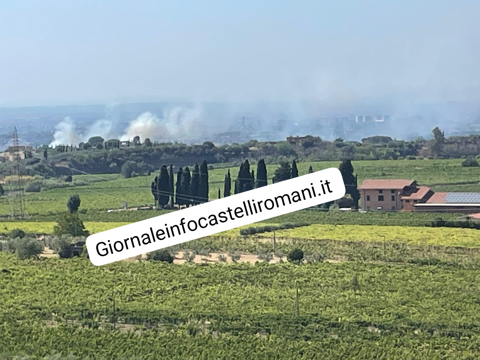 Frascati, vasto incendio tra via Sant’Ireneo e San Giacinto: danneggiato un ristorante e un’attività commerciale