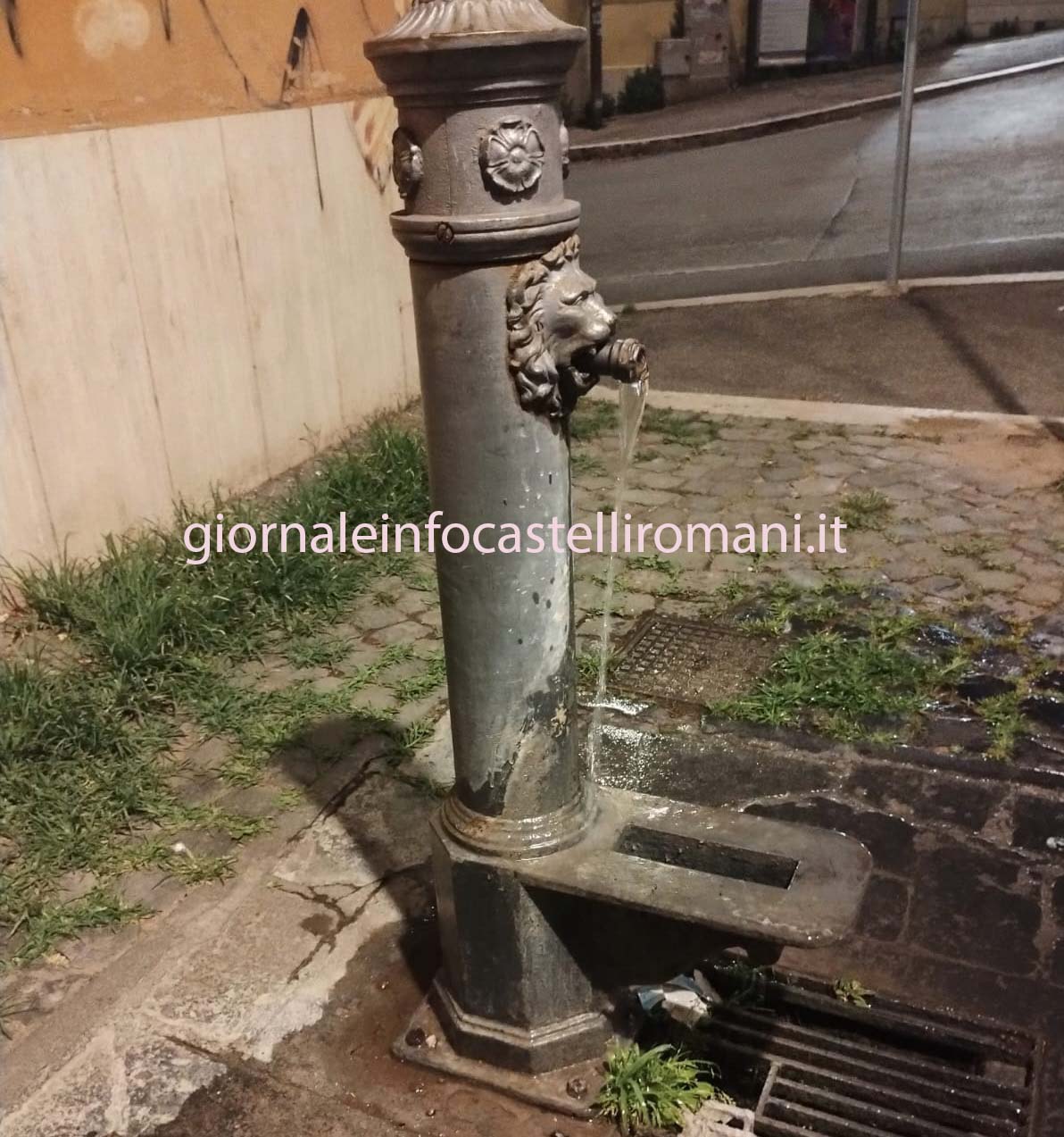 Genzano, perdite d’acqua in via Silvestri, sporcizia nella fontana della piazza e danneggiamenti alle auto – le segnalazioni dei cittadini