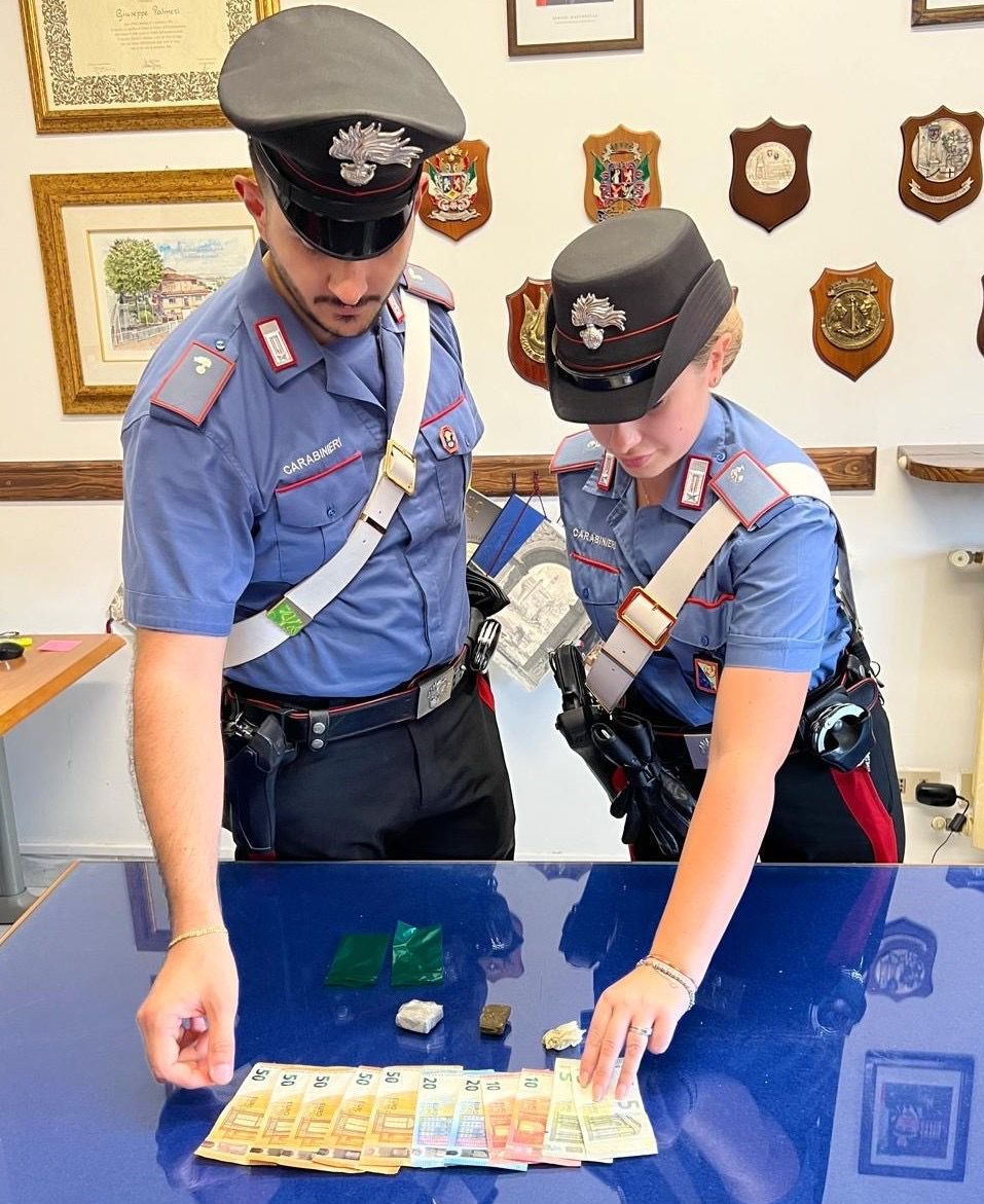 Lariano, 20enne denunciato dai Carabinieri all’interno del Parco della Memoria “Roberta Rina Calò”, gravemente indiziato del reato di spaccio di sostanze stupefacenti