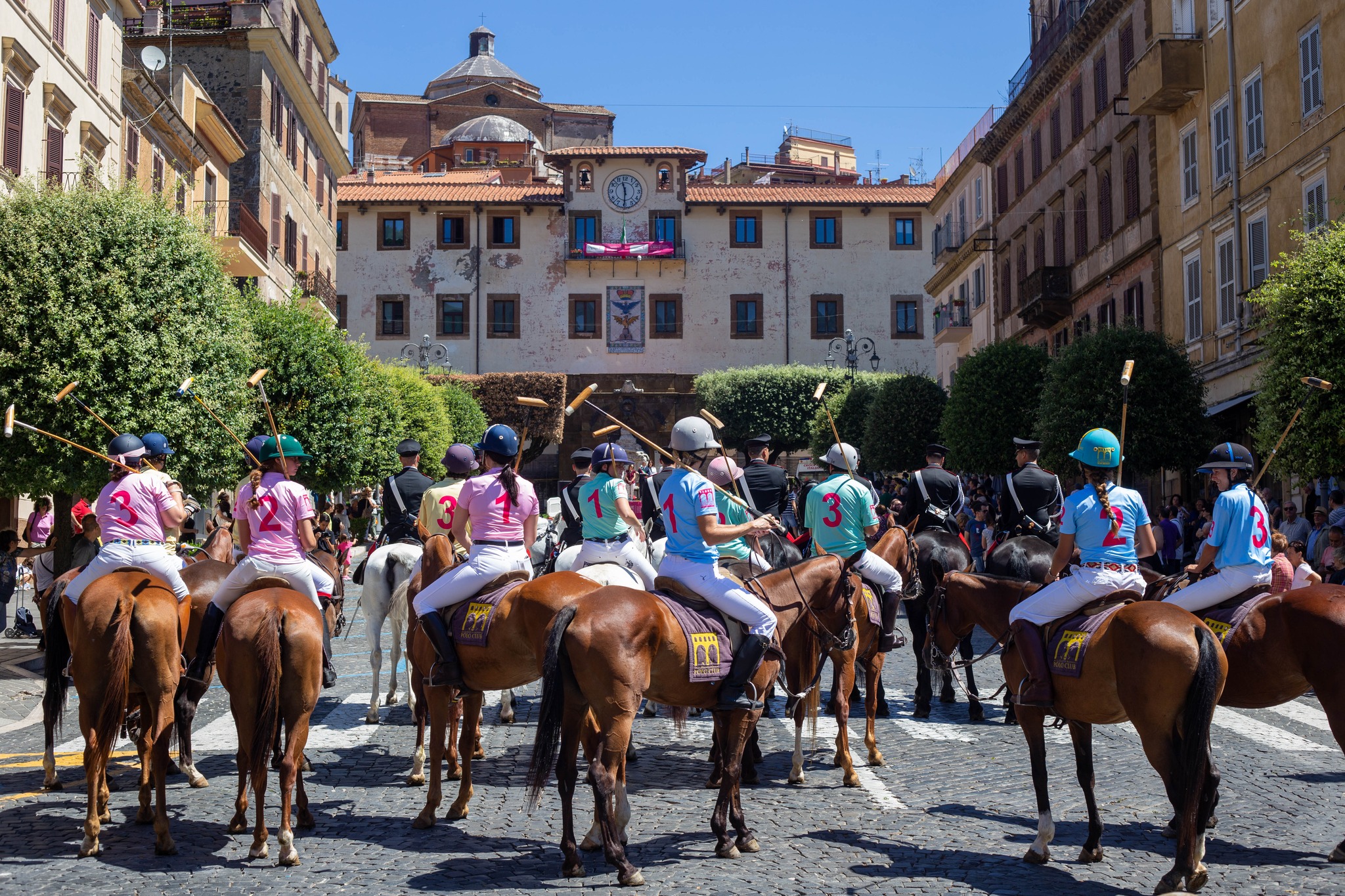 Monte Compatri, “Polo for the Cure”: la parata dei cavalli al centro del paese