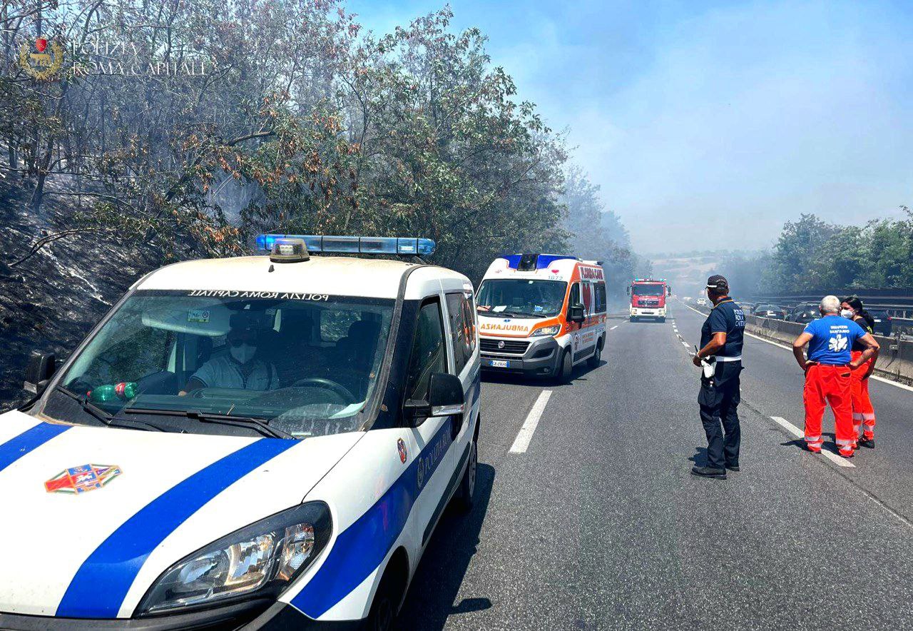 Roma, auto prende fuoco sulla via Pontina: provvidenziale intervento della Polizia Locale che mette in sicurezza l’area e il conducente del mezzo. (Foto)