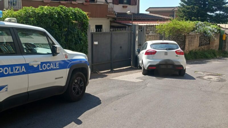 Rocca di Papa, auto in sosta si sfrena e finisce contro un’abitazione