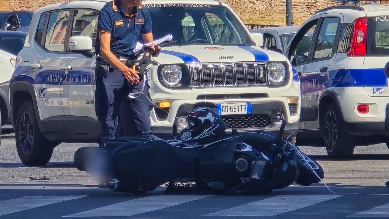 Roma, viale Palmiro Togliatti: fugge dopo un incidente lasciando a terra una persona ferita – 32enne denunciata dalla Polizia Locale