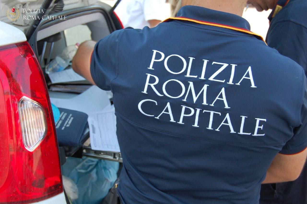 Roma, San Lorenzo: beve alcolici in strada fuori orario. Fermato dalla Polizia Locale durante i controlli movida aggredisce le agenti. 23enne arrestato