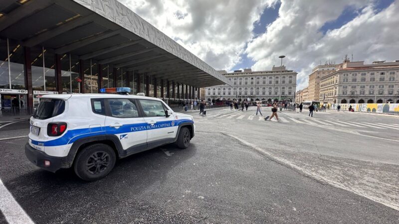 Roma-Termini, rubano una collana d’oro, uno dei ladri la occulta ingoiandola: due persone arrestate  dalla Polizia Locale