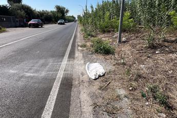 Bimba morta a Giugliano, viaggiavano in 4 su una Smart: denunciata anche la madre