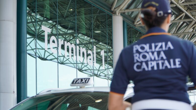 Roma – Aeroporto di Fiumicino, conducente di un taxi rifiuta corsa a persone non vedenti: sanzionato da una pattuglia della Polizia Locale