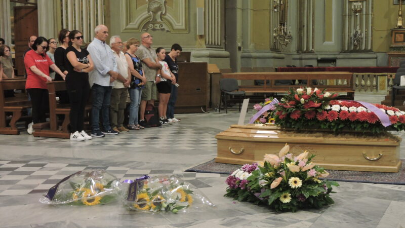 Genzano, in tanti al funerale del maresciallo dei Vigili Urbani Tonino Fagiolo, nella chiesa centrale. Foto Video