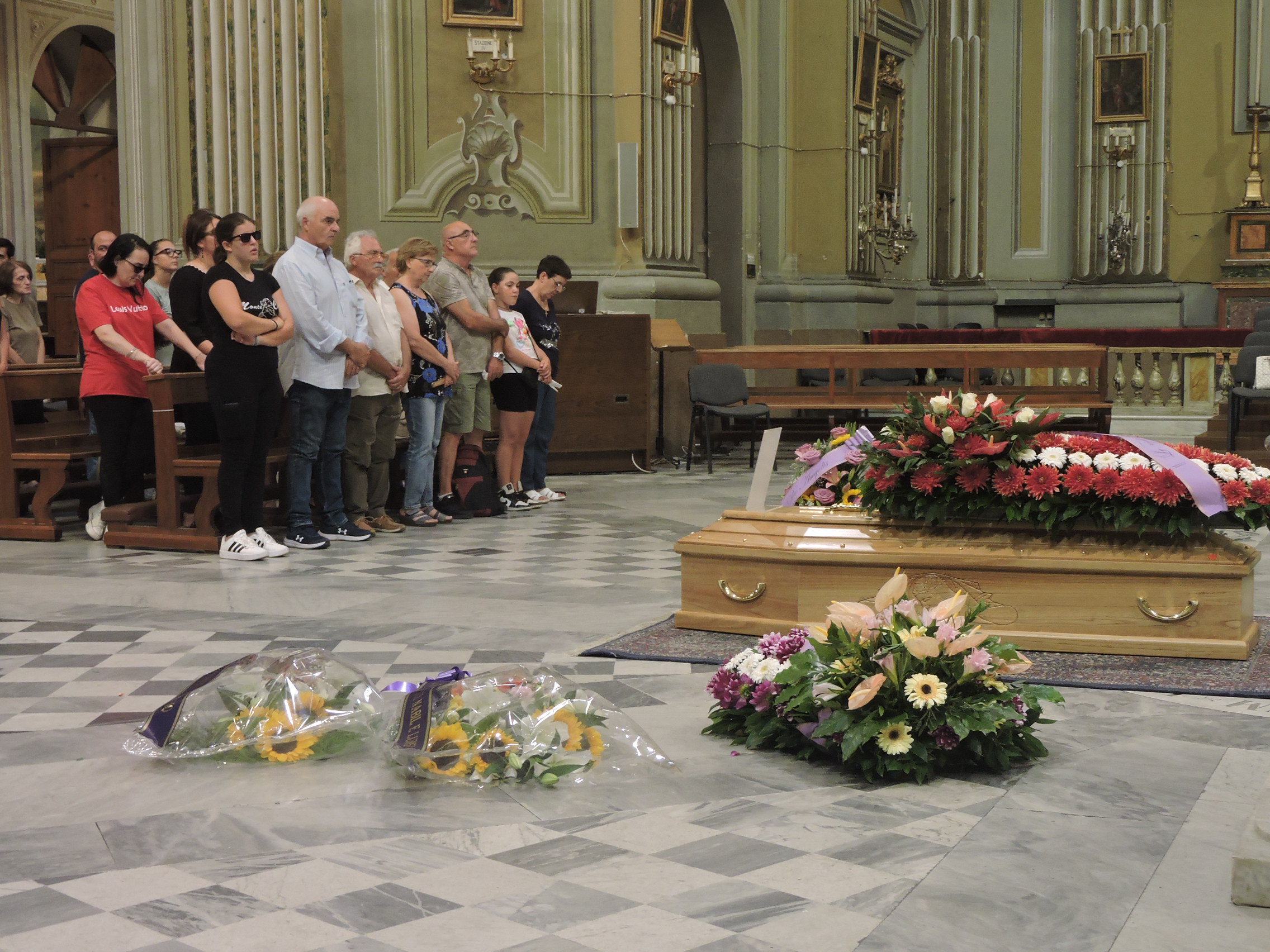 Genzano, in tanti al funerale del maresciallo dei Vigili Urbani Tonino Fagiolo, nella chiesa centrale. Foto Video