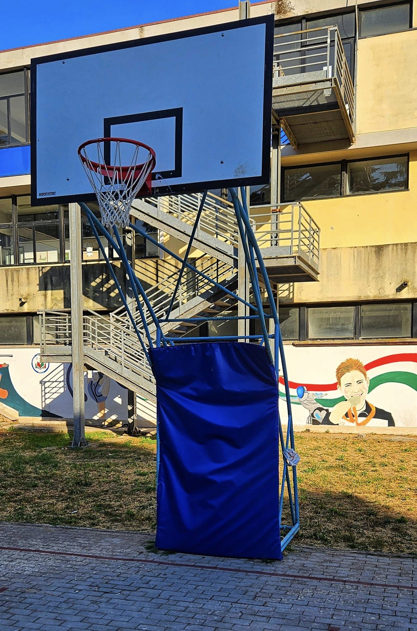 Genzano, ripristinato dagli operai comunali il canestro da basket danneggiato dai vandali alla Scuola Garibaldi (Foto)