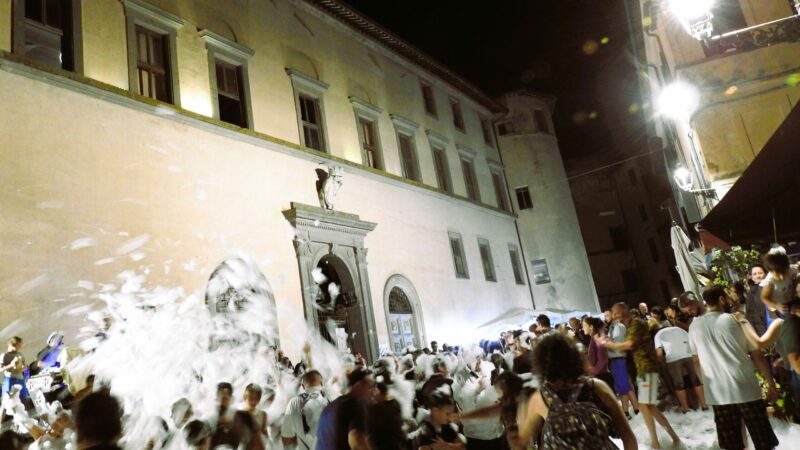 Nemi, discoteca anni 70-80 e grande magica nevicata estiva, gran pienone nel week end nel Borgo Antico