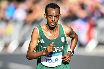 Parigi 2024, etiope Tola oro nella maratona maschile