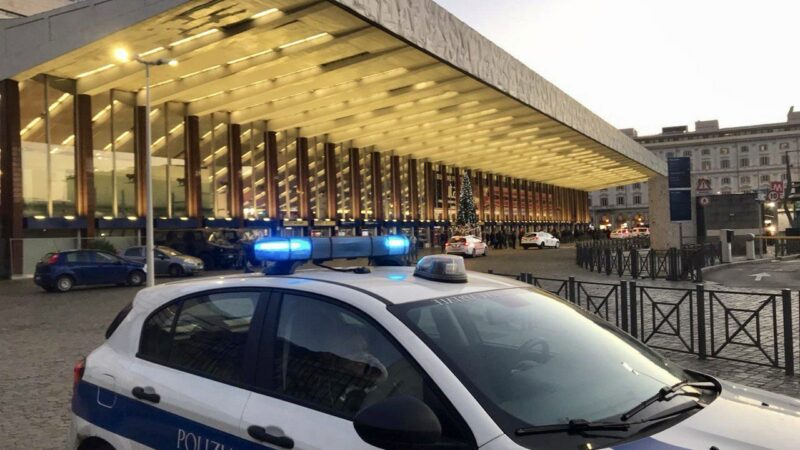 Roma, uomo si autoinfligge ferite davanti alla stazione Termini, provvidenziale intervento della Polizia Locale