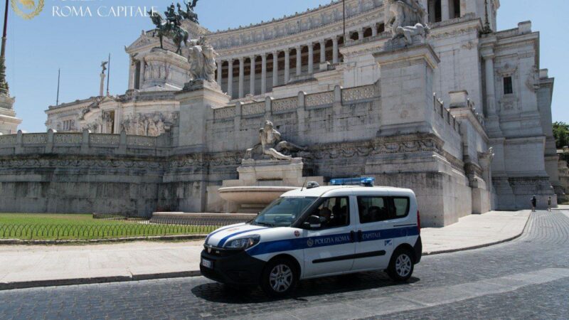 Roma, fermata e arrestata borseggiatrice della linea bus 64 grazie all’intervento della Polizia Locale di Roma Capitale