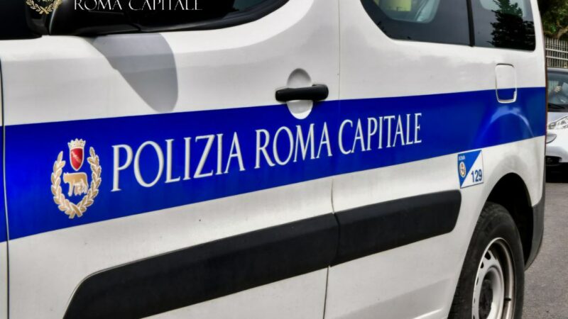 Roma, agenti della Polizia Locale intervengono e salvano donna dall’aggressione del compagno davanti al campo nomadi di Castel Romano