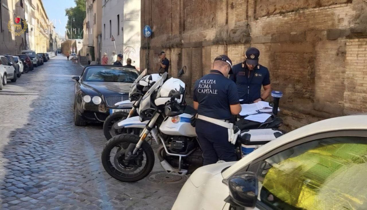 Roma, intercettata dalla Polizia Locale donna che circolava con auto lussuose e targhe contraffatte