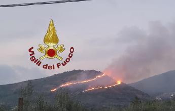 Roma, vasto incendio a San Gregorio di Sassola: aerei per spegnere le fiamme