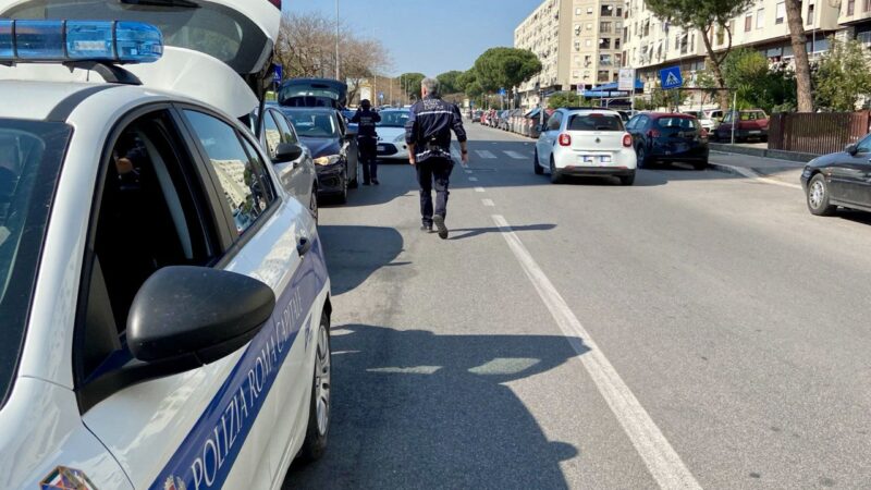 Roma, Tor Bella Monaca: dopo inseguimento sperona auto della Polizia Locale (foto archivio)