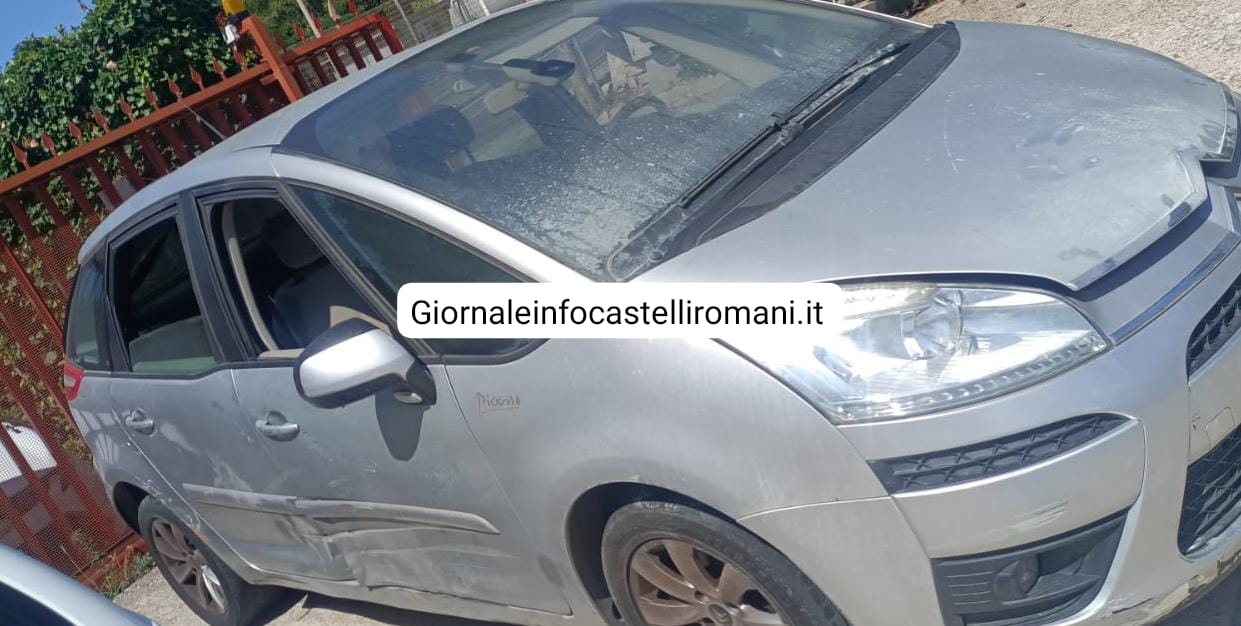 Genzano, auto prende fuoco: un poliziotto in servizio spegne le fiamme con un estintore nei pressi del commissariato