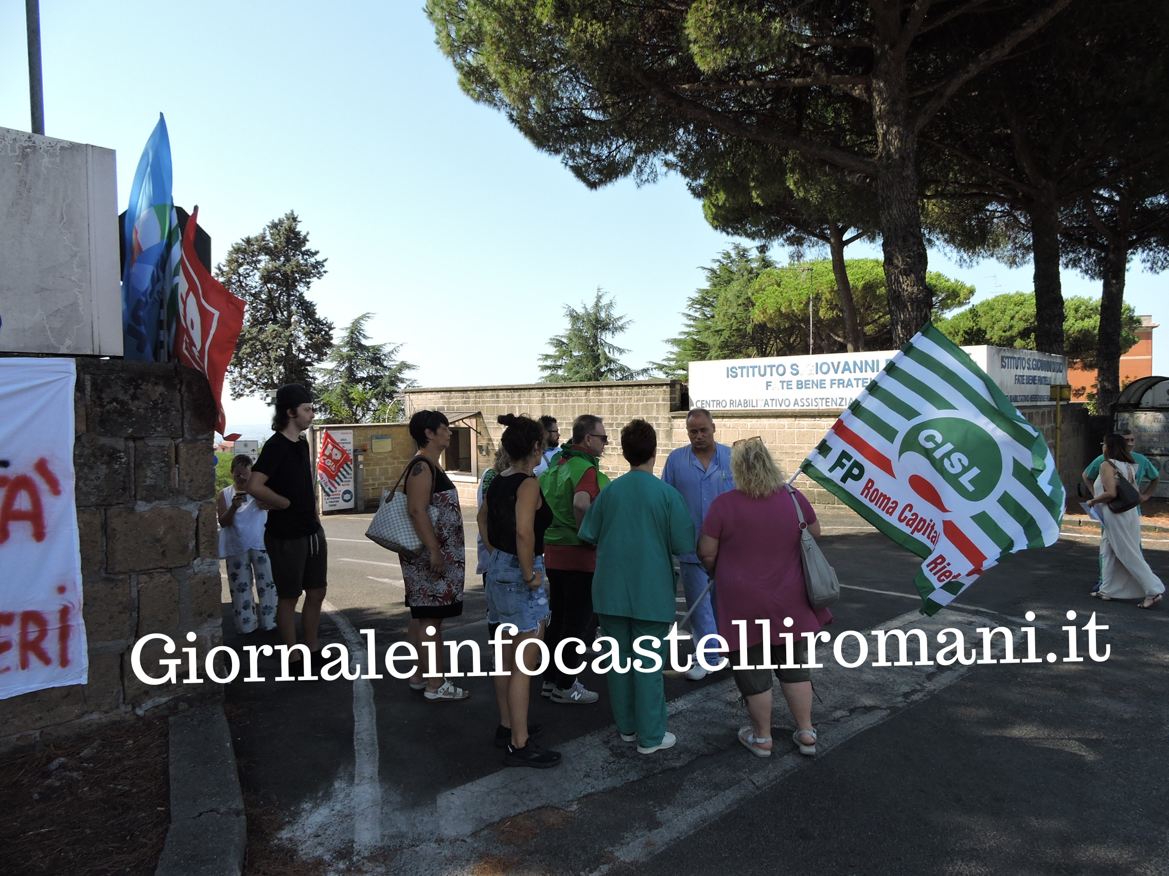 Genzano, presidio di protesta degli operatori socio sanitari e sindacati davanti alla Clinica Fate Bene Fratelli