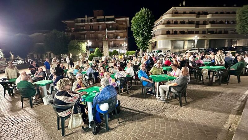 Lariano, grande successo di partecipazione per il “Burraco sotto le stelle” che ieri sera, venerdì 23 agosto, ha pacificamente invaso piazza Santa Eurosia