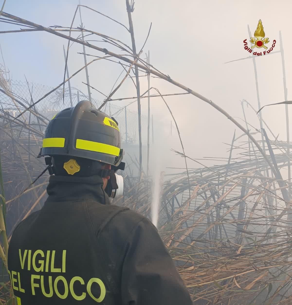 Roma-Cinecittà, altro vasto incendio zona Torre Spaccata: sul posto diversi mezzi dei Vigili del Fuoco